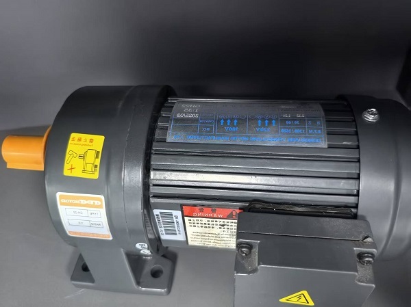 智能高速裱紙壓床機(jī)減速電機(jī).jpg 智能高速裱紙壓床機(jī)減速電機(jī).jpg