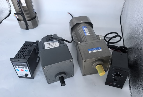 全自動(dòng)穿膠殼機(jī)電機(jī)減速機(jī),5IK180RGU/5GU60KRH減速電機(jī).jpg