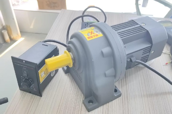 小型游樂旋轉機構減速電機,750W立式齒輪減速馬達.jpg