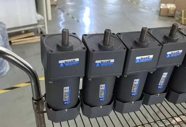 分頁輸送一體機(jī)電機(jī)減速機(jī),6IK250GU-UMF微型減速電機(jī).jpg